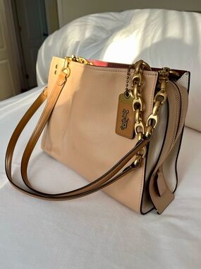 Coach Glove Tanned Leather Shoulder Bag in Color Block with Gold Hardware